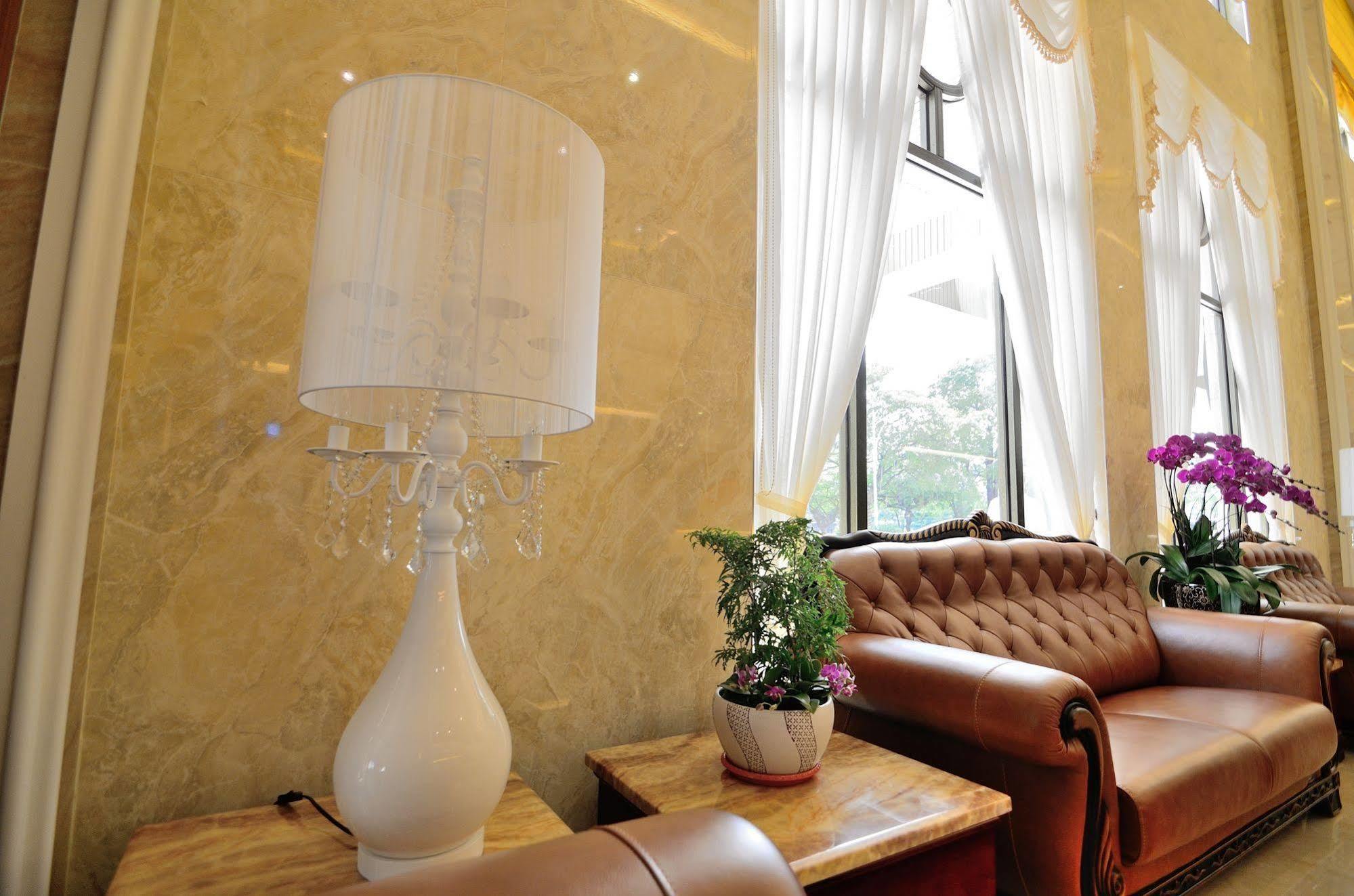 Royal Chiayi Hotel Екстериор снимка