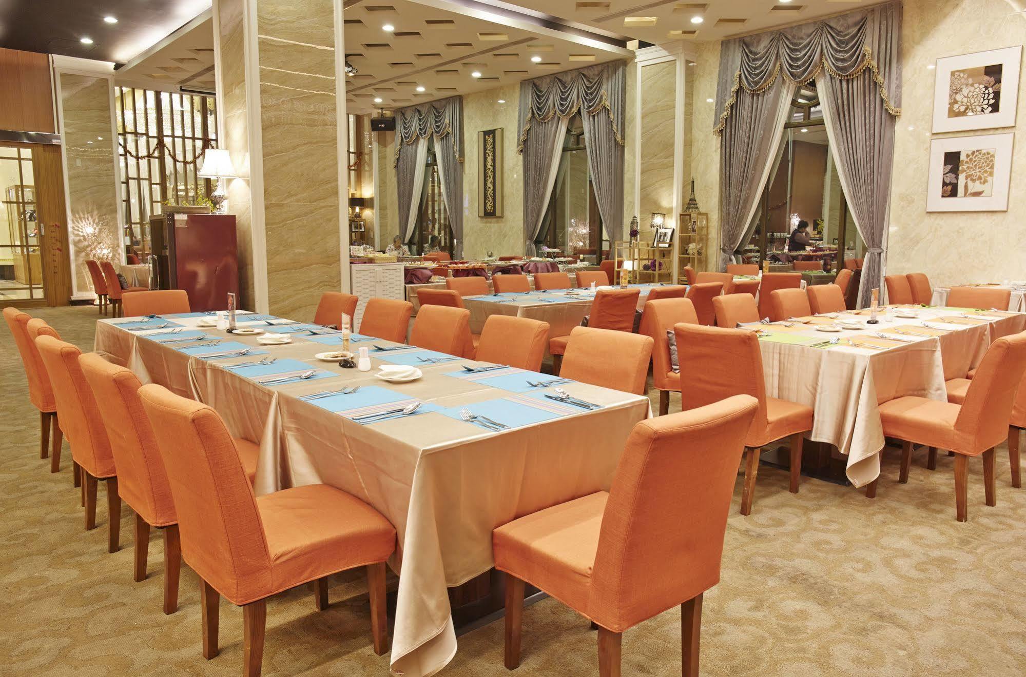 Royal Chiayi Hotel Екстериор снимка